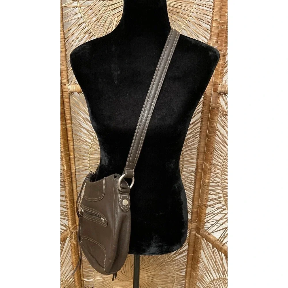 Stone Mountain Womens Crescent‎ Hobo Shoulder Bag Brown Leather Fringe Accents